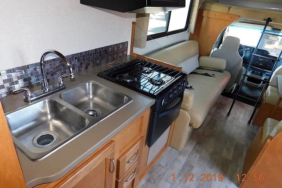 Photo 4 - 2018 Winnebago Class C Motorhome rental photo 6