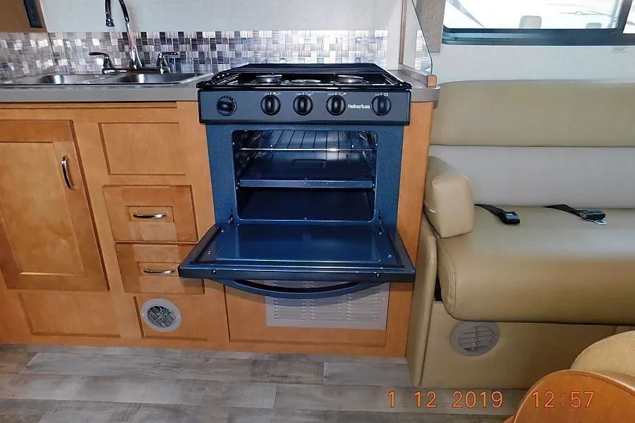 Photo 5 - 2018 Winnebago Class C Motorhome rental photo 7
