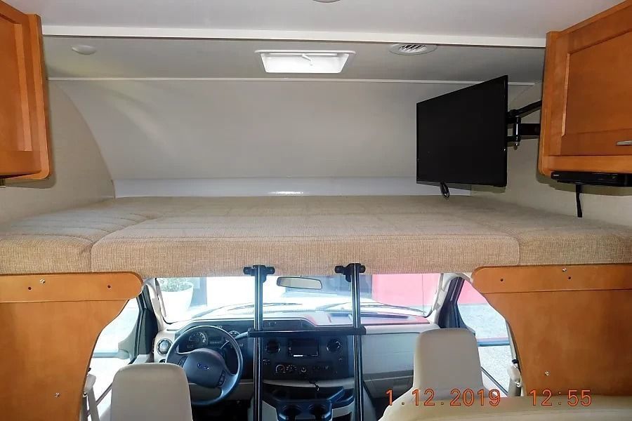 Photo 6 - 2018 Winnebago Class C Motorhome rental photo 8