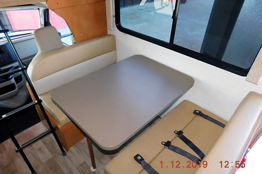Photo 14 - 2018 Winnebago Class C Motorhome rental photo 16