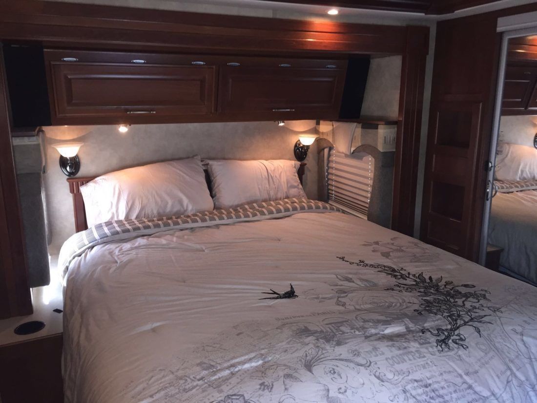 Photo 13 - 2007 Fleetwood Class A Motorhome rental photo 15