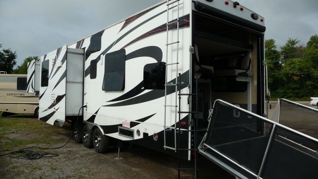 Photo 4 - 2013 Dutchmen Fifth Wheel rental photo 6