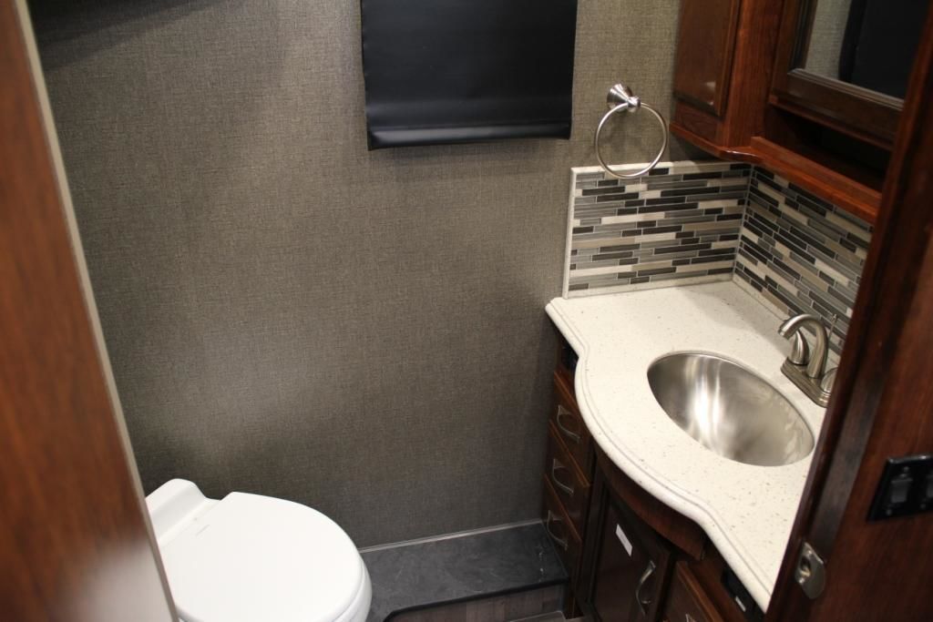 Photo 4 - 2018 Fleetwood Class A Motorhome rental photo 6