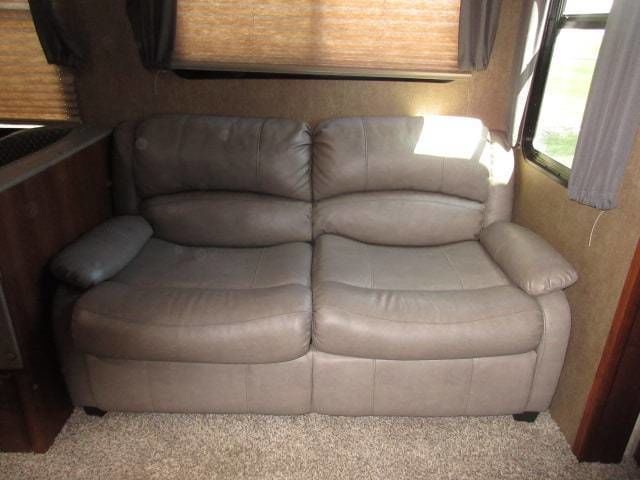 Photo 30 - 2017 Forest River Fifth Wheel rental photo 32