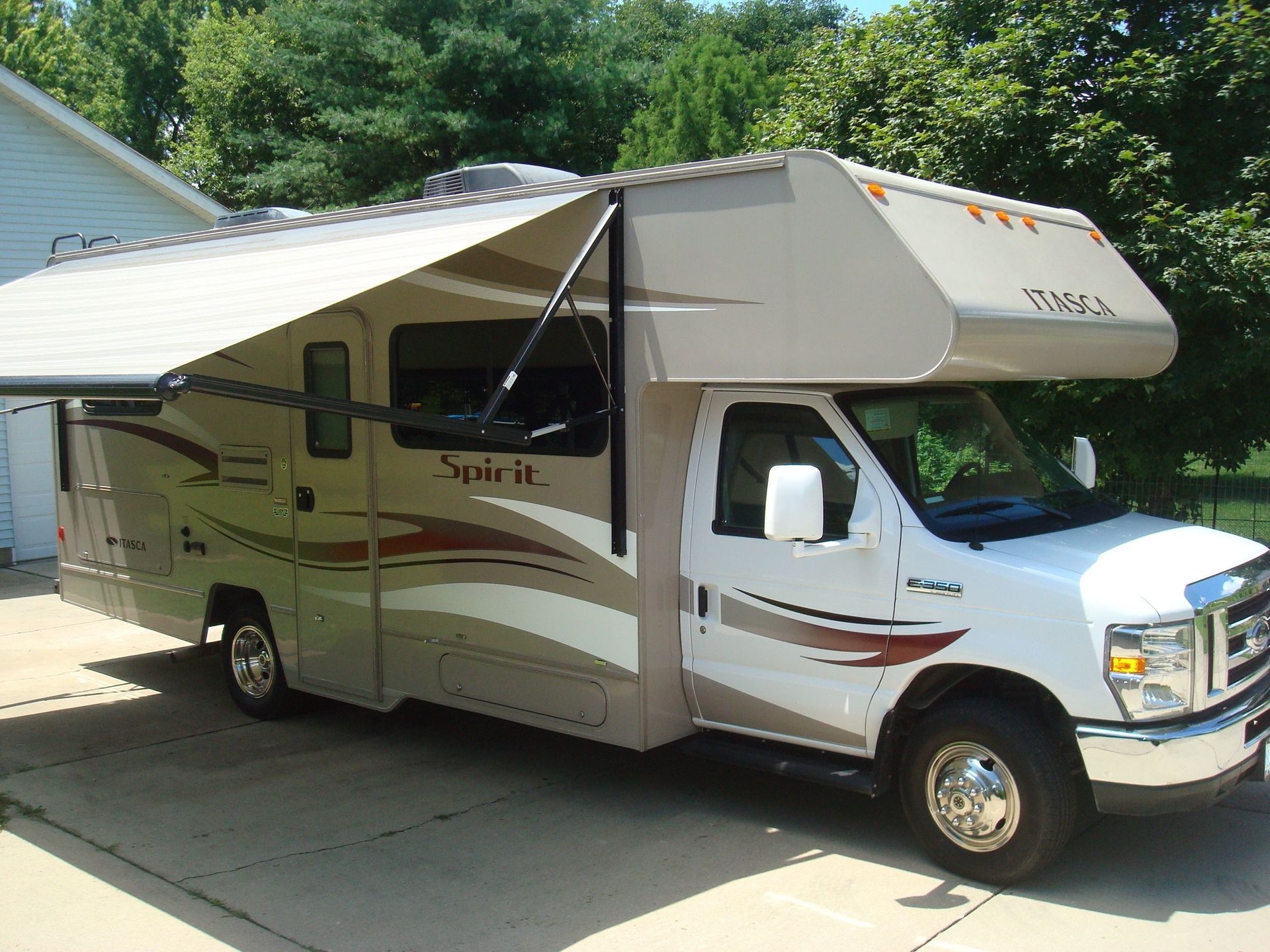 Photo 0 - 2014 Winnebago Class C Motorhome rental photo 2
