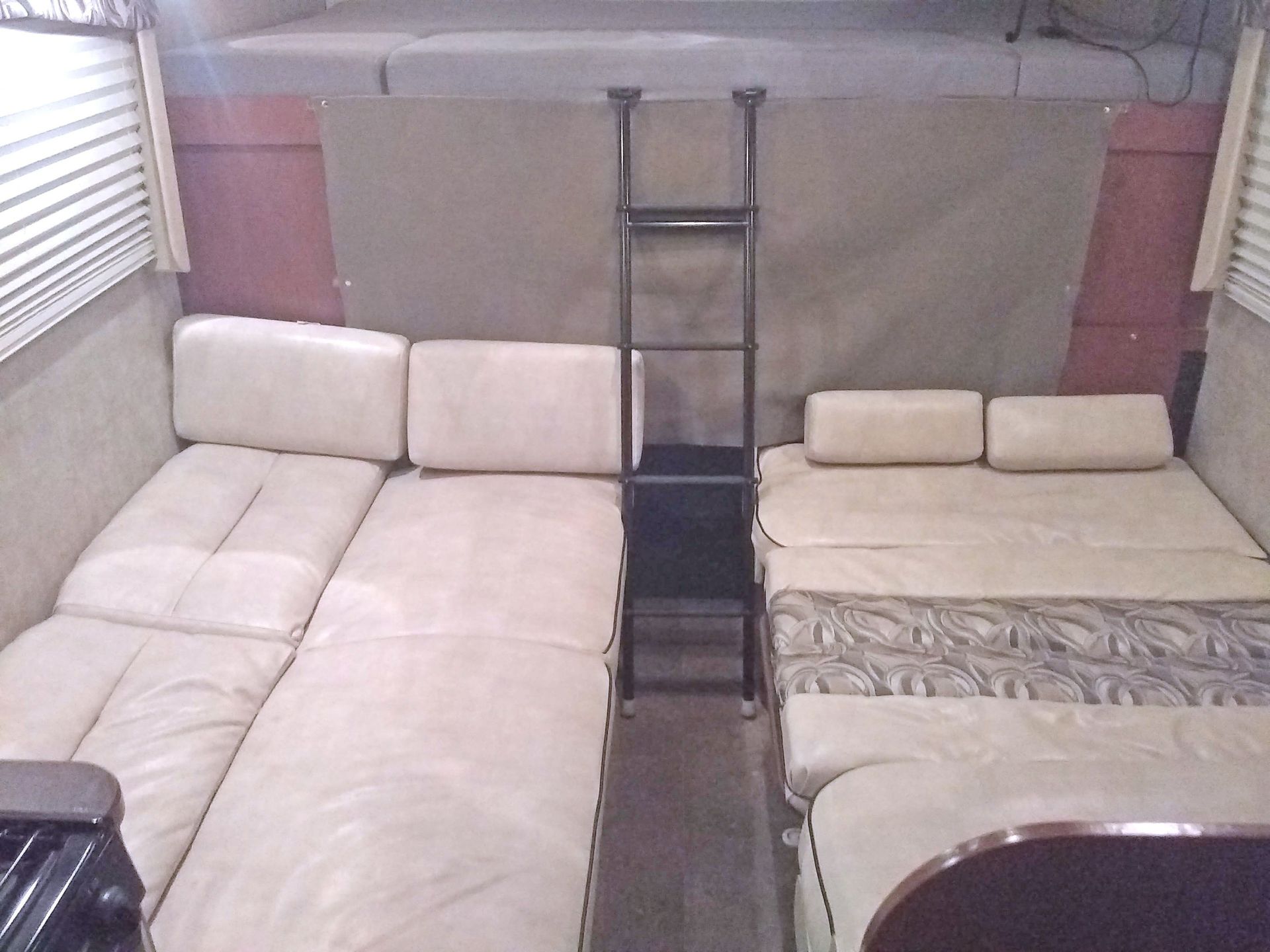 Photo 7 - 2014 Winnebago Class C Motorhome rental photo 9