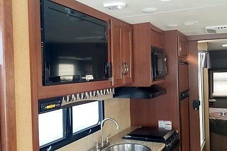 Photo 15 - 2017 Thor Motor Coach Class A Motorhome rental photo 17
