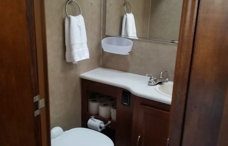 Photo 5 - 2014 Coachmen Class A Motorhome rental photo 7