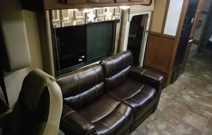 Photo 14 - 2014 Coachmen Class A Motorhome rental photo 16