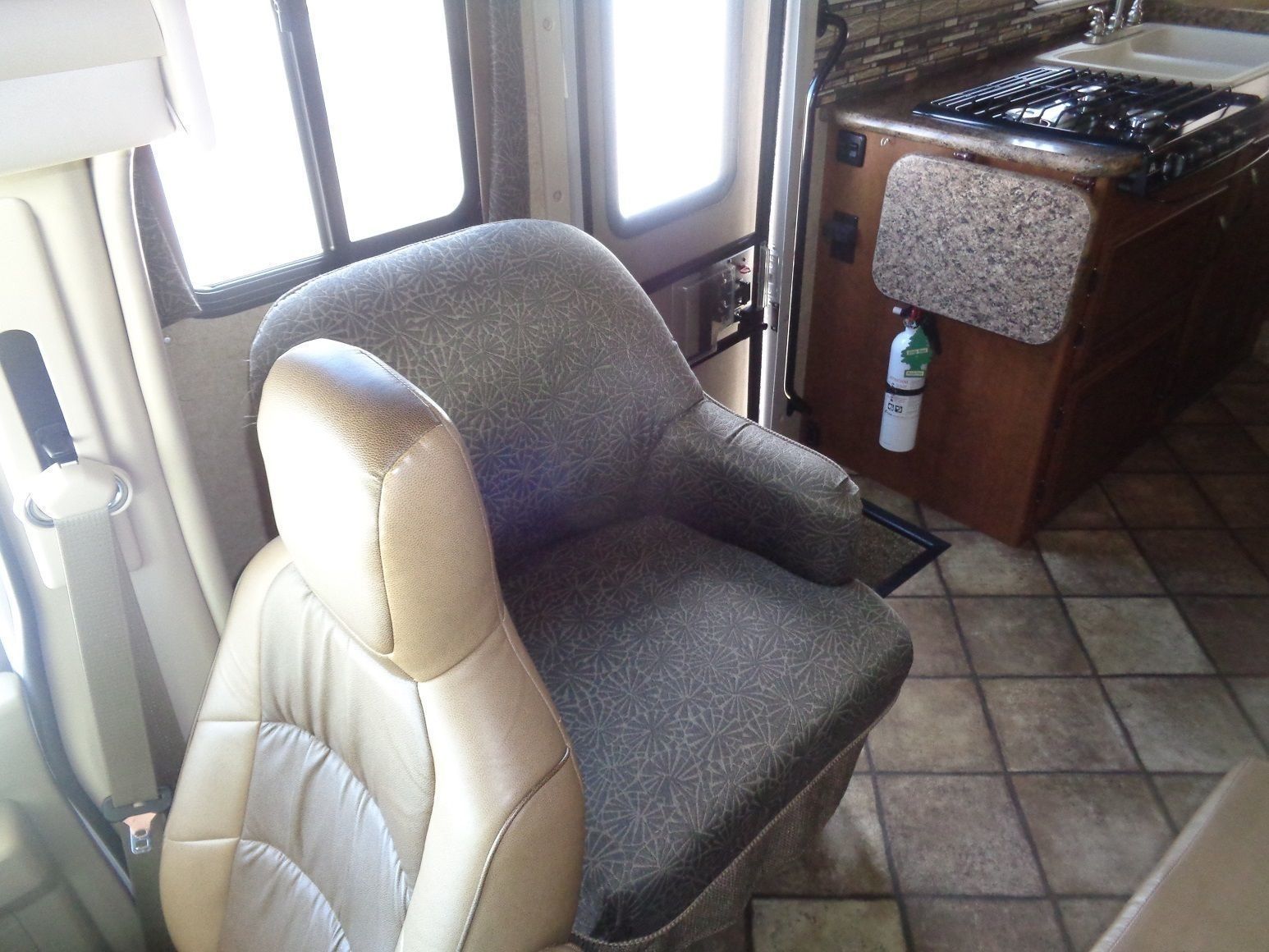 Photo 6 - 2014 Thor Class C Motorhome rental photo 8