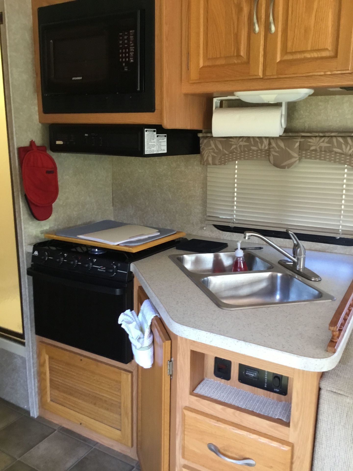 Photo 7 - 2007 Four Winds Class C Motorhome rental photo 9