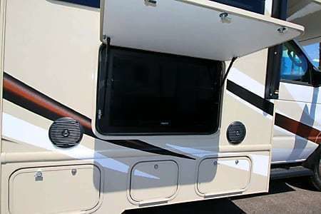 Photo 10 - 2018 Thor Motor Coach Class C Motorhome rental photo 12