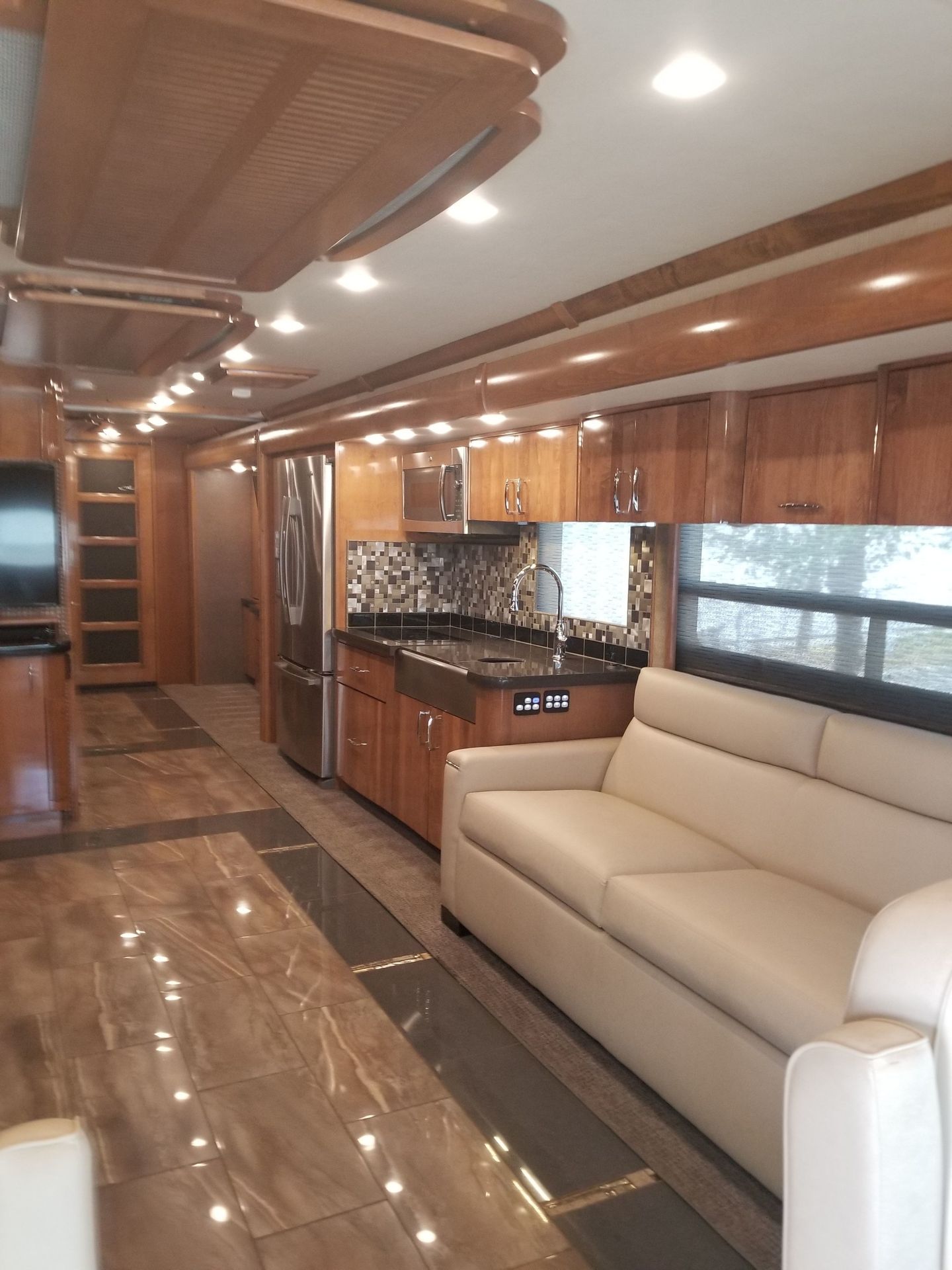 Photo 5 - 2018 American Coach Class A Motorhome rental photo 7
