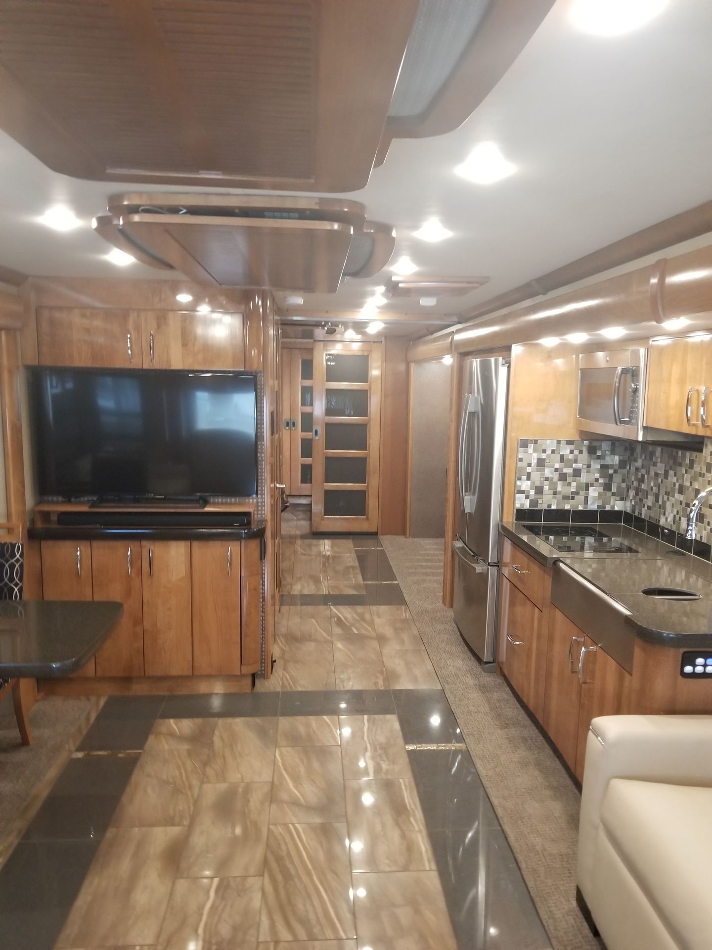 Photo 7 - 2018 American Coach Class A Motorhome rental photo 9