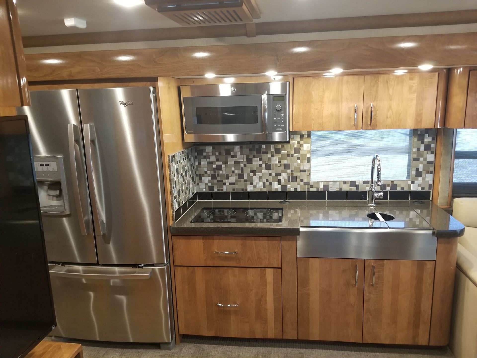 Photo 8 - 2018 American Coach Class A Motorhome rental photo 10