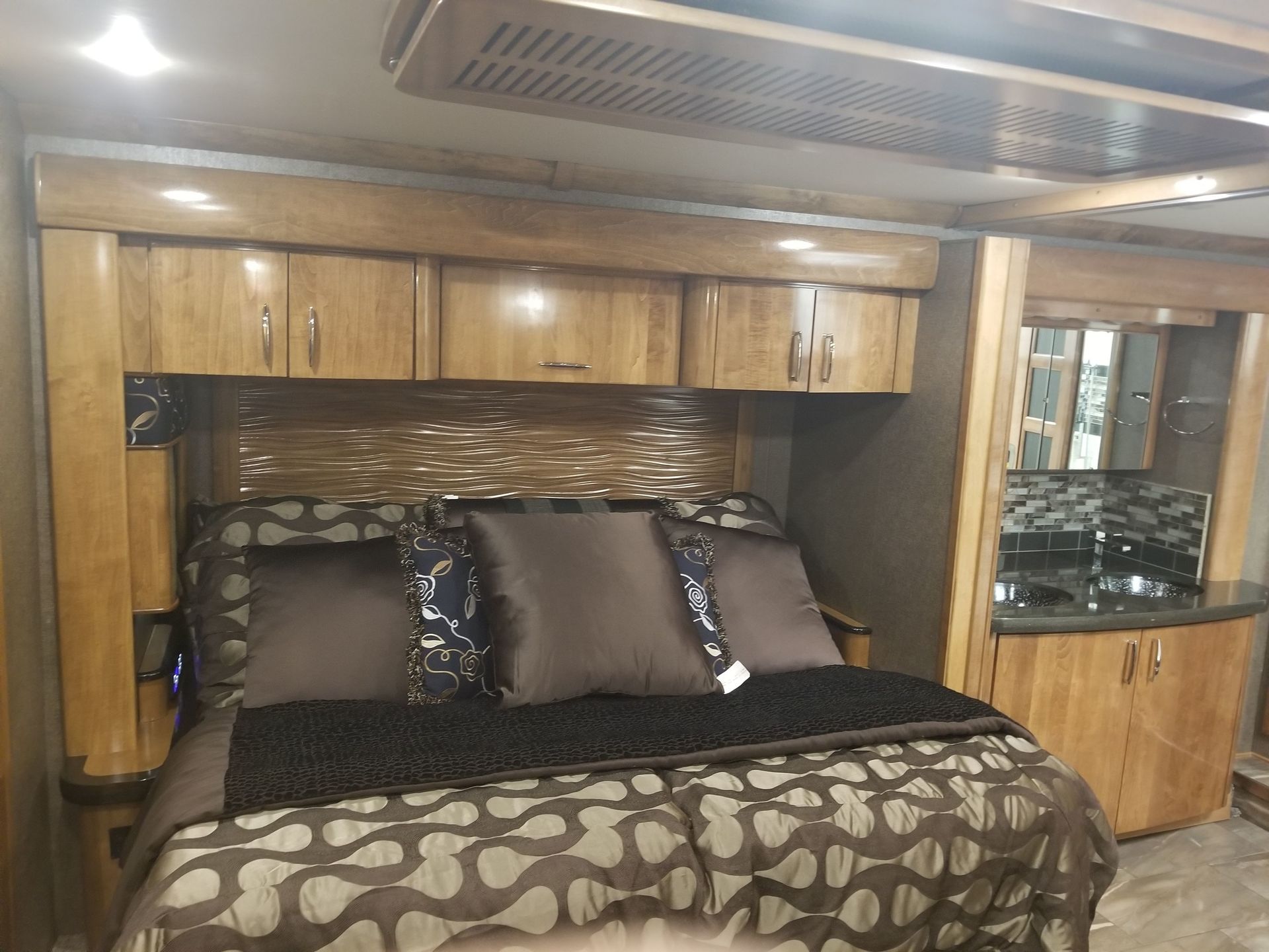 Photo 9 - 2018 American Coach Class A Motorhome rental photo 11