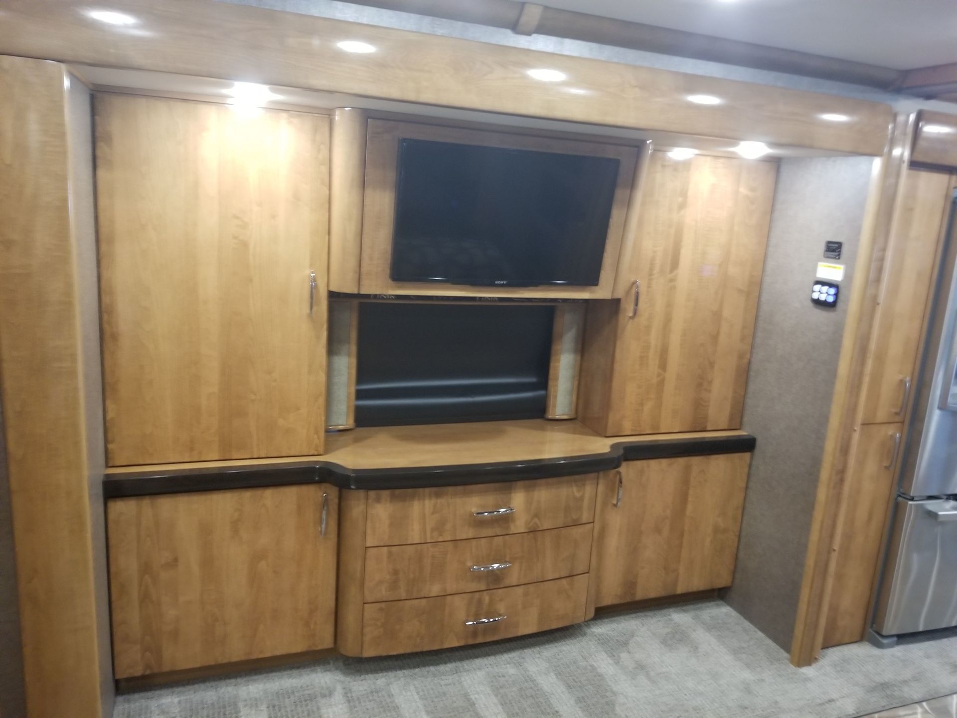 Photo 12 - 2018 American Coach Class A Motorhome rental photo 14