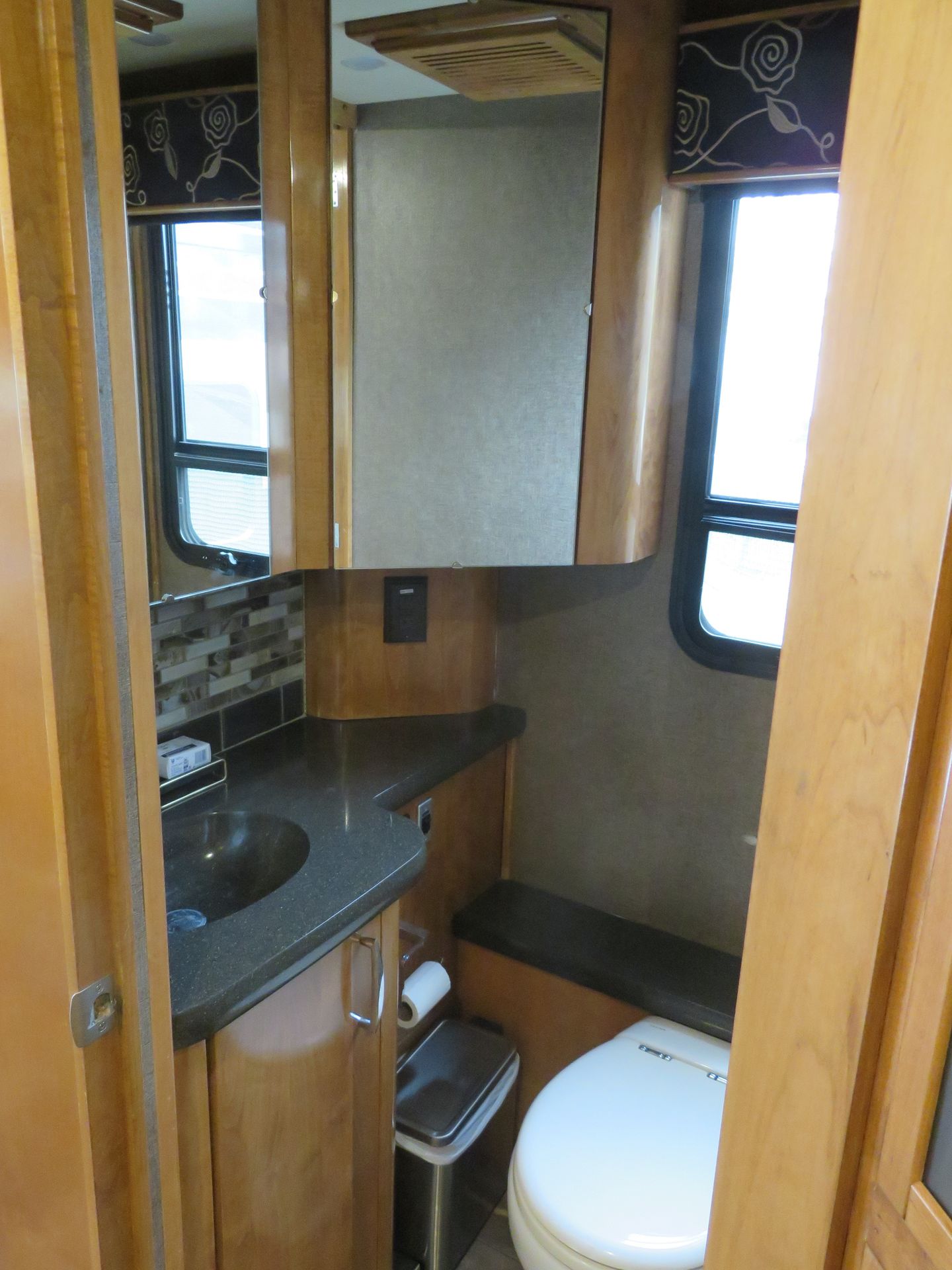 Photo 15 - 2018 American Coach Class A Motorhome rental photo 25