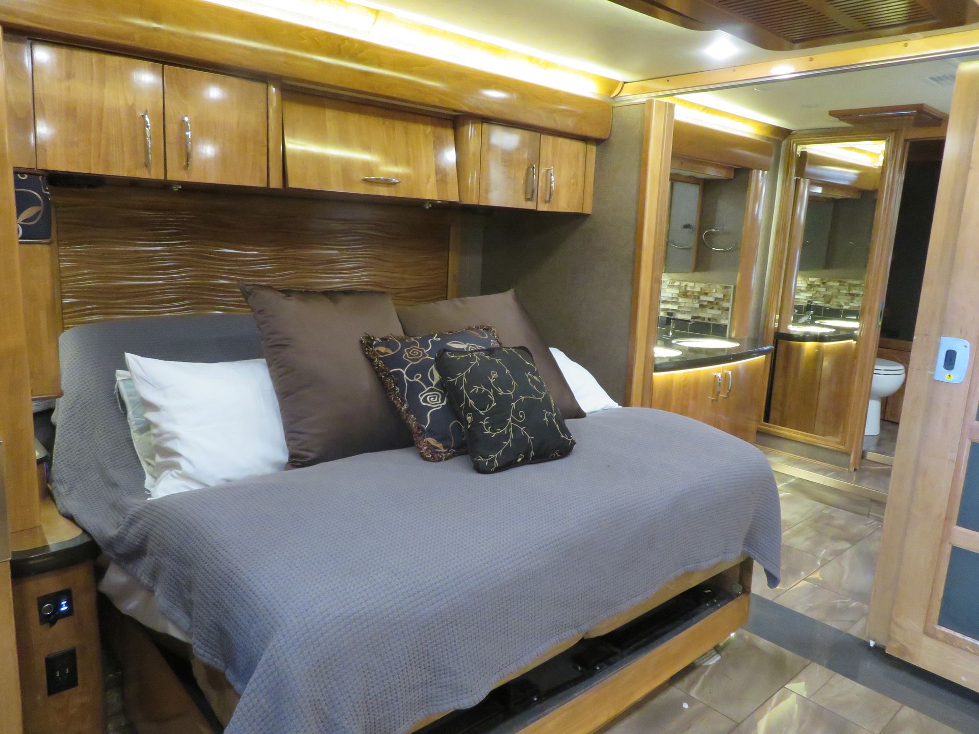 Photo 15 - 2018 American Coach Class A Motorhome rental photo 26