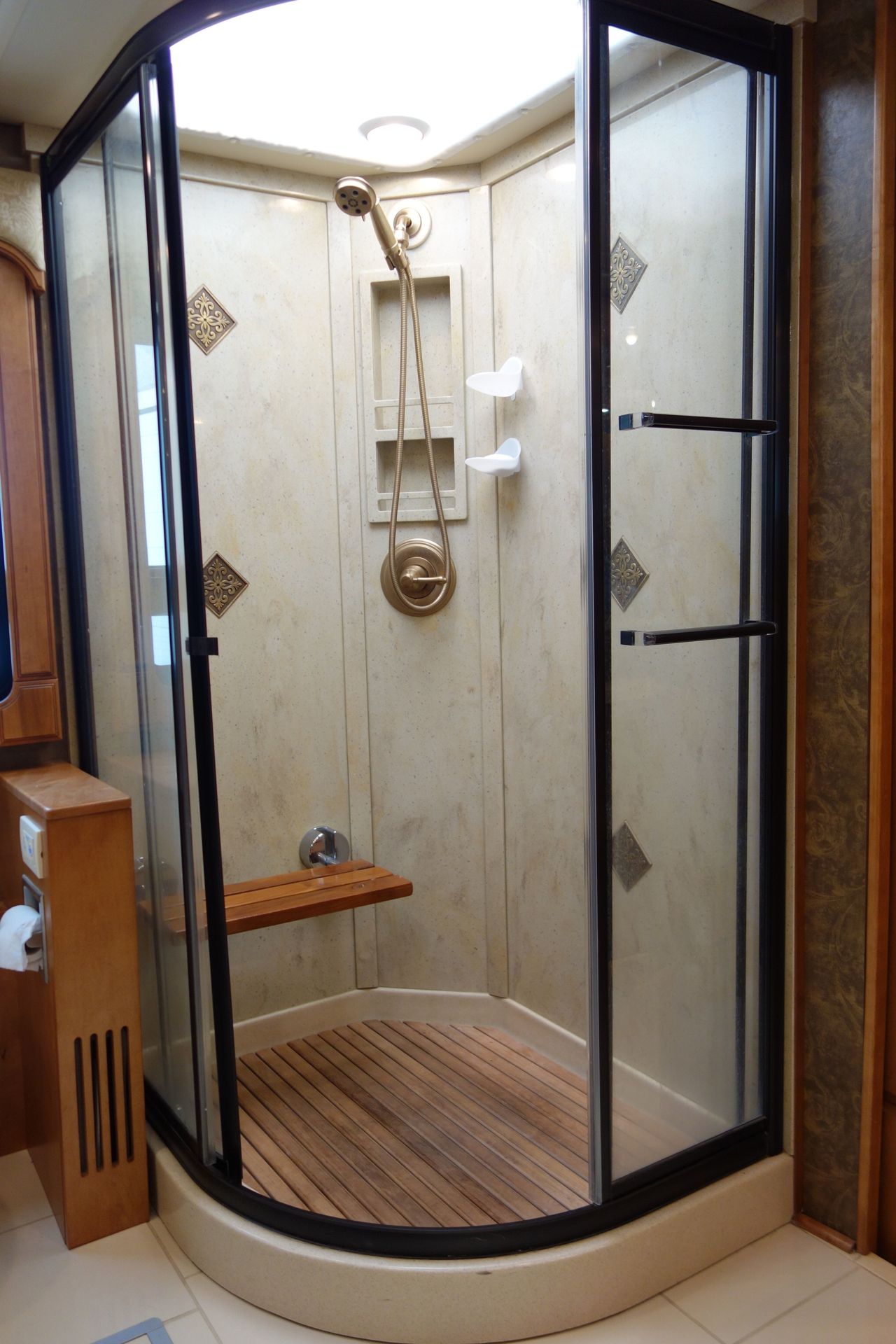 Photo 4 - 2016 Winnebago Class A Motorhome rental photo 6