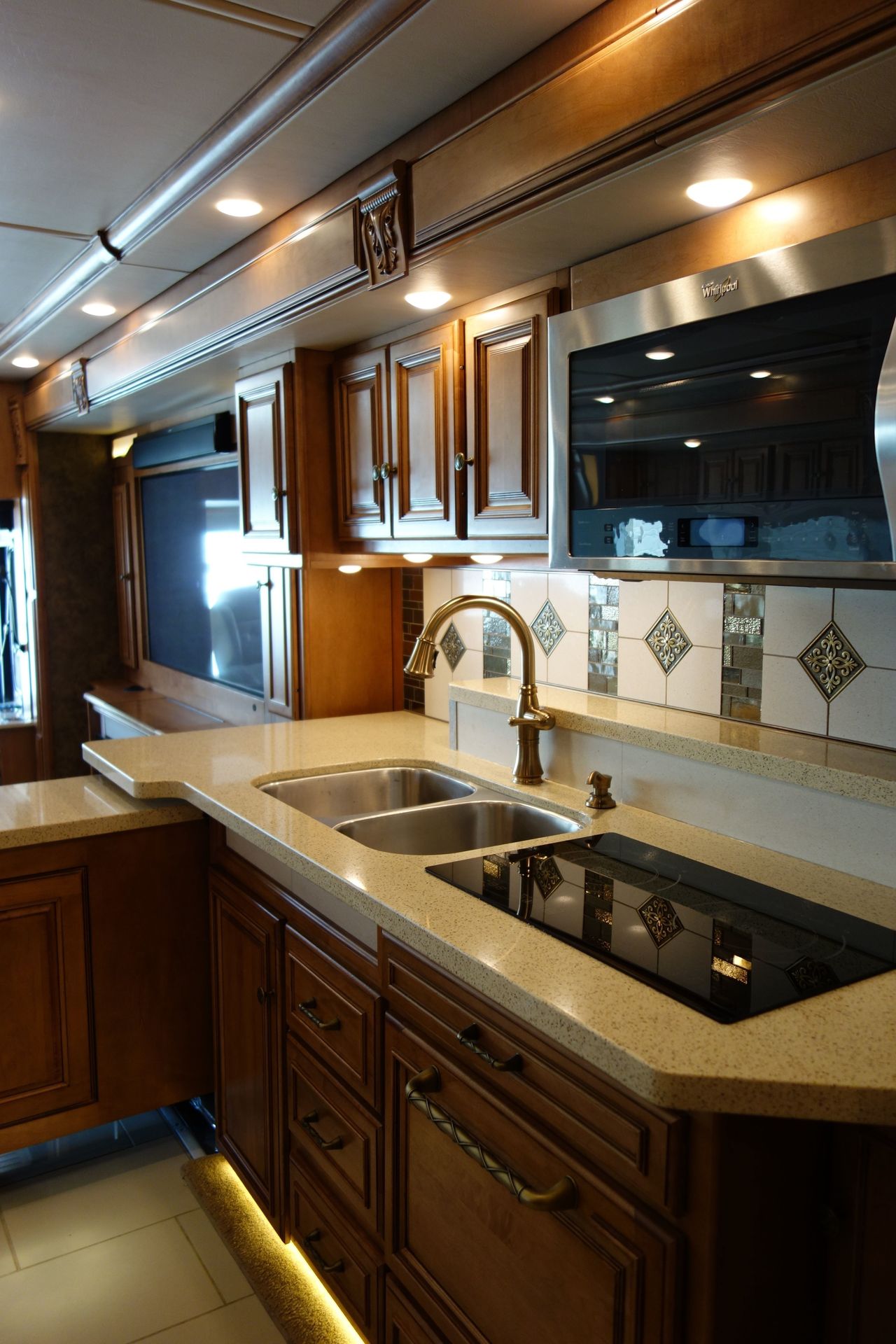 Photo 6 - 2016 Winnebago Class A Motorhome rental photo 8