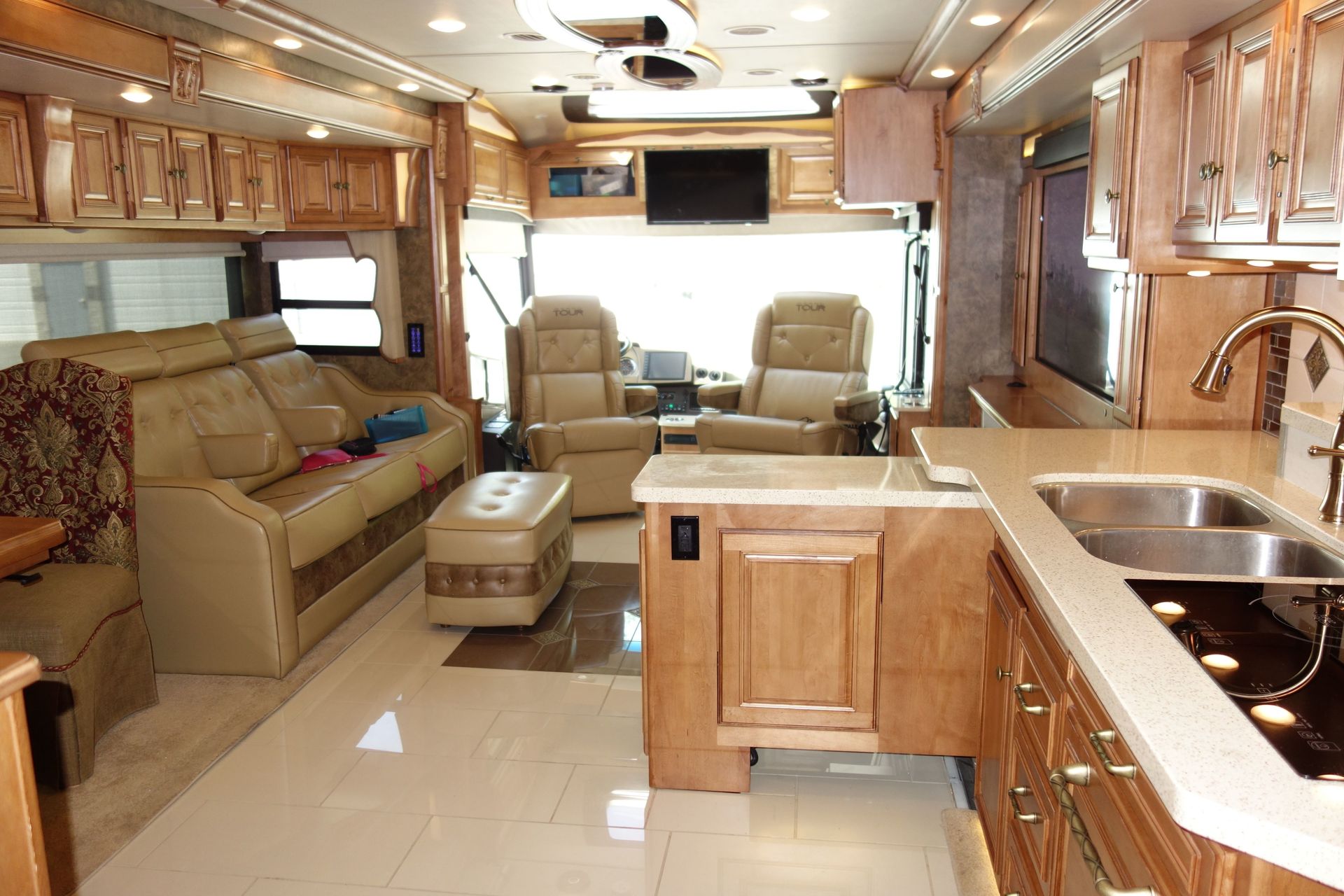 Photo 7 - 2016 Winnebago Class A Motorhome rental photo 9