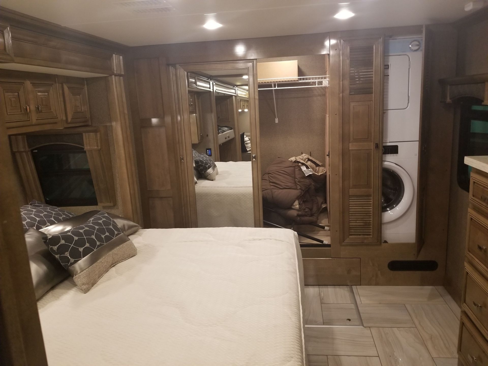Photo 5 - 2018 American Coach Class A Motorhome rental photo 7