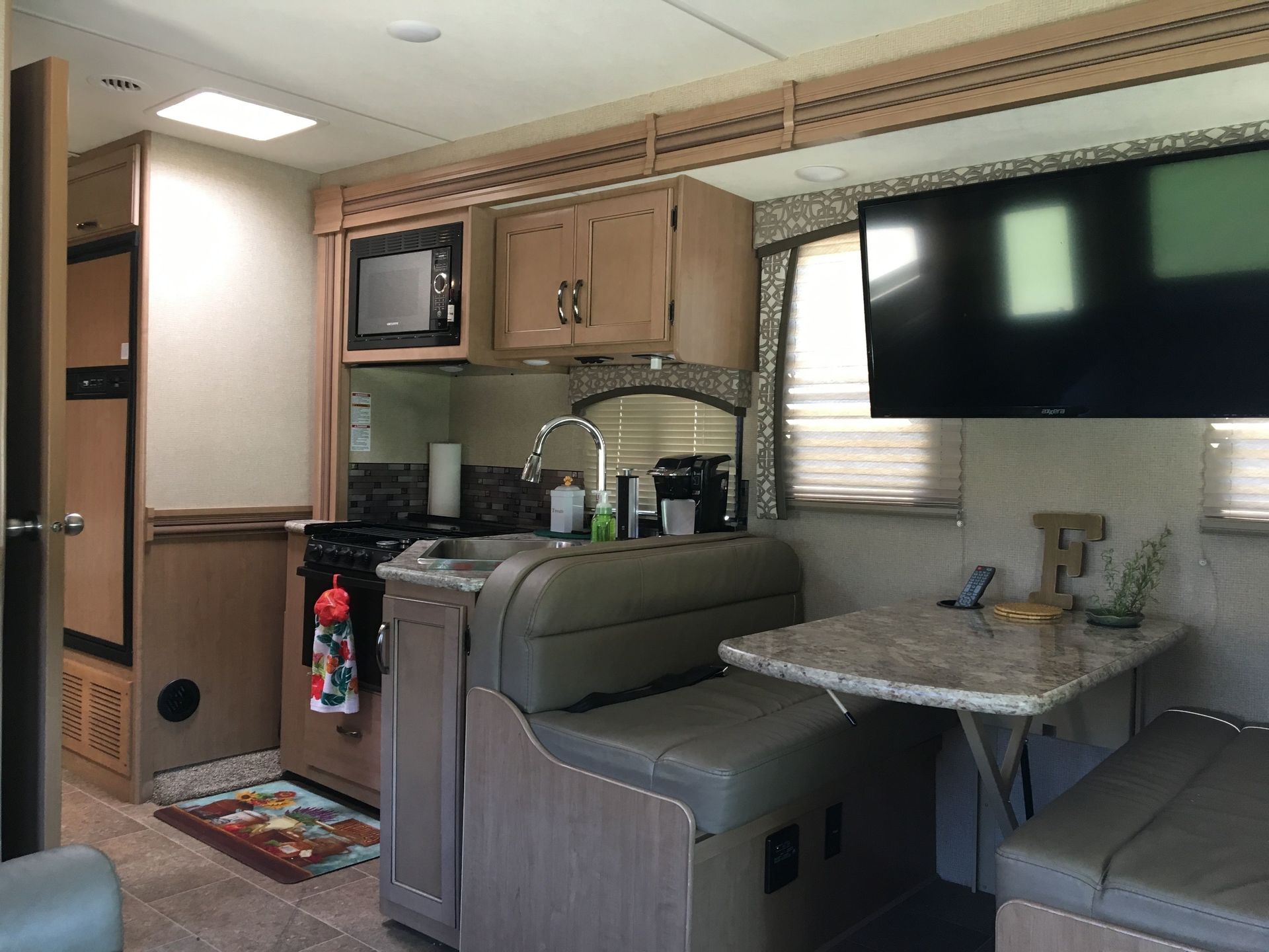 Photo 2 - 2018 Thor Class C Motorhome rental photo 4