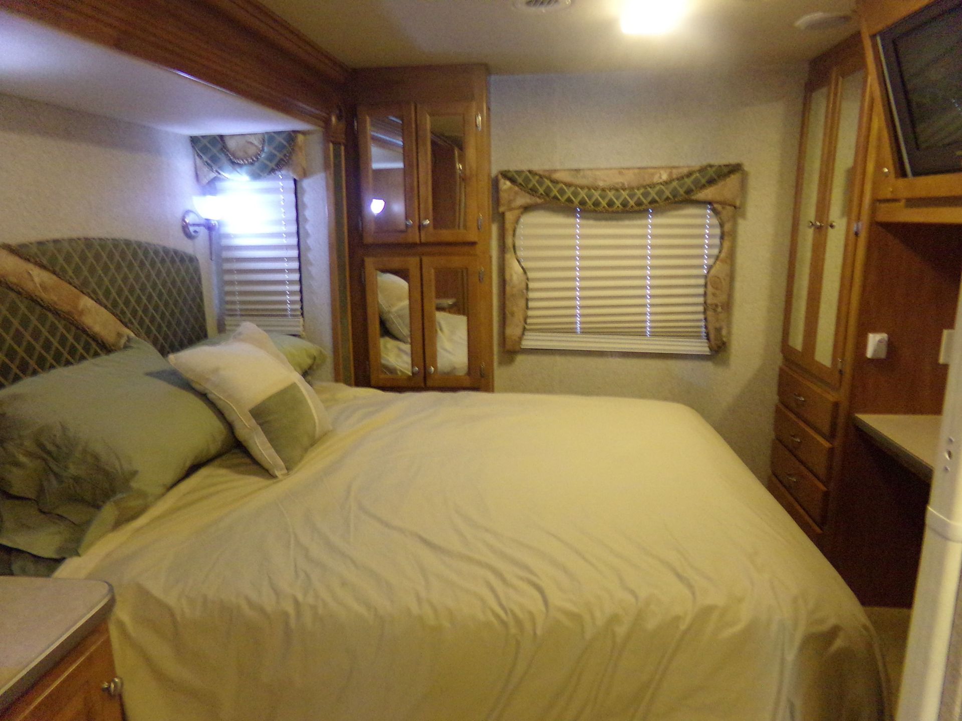 Photo 5 - 2006 Gulf Stream Class A Motorhome rental photo 7