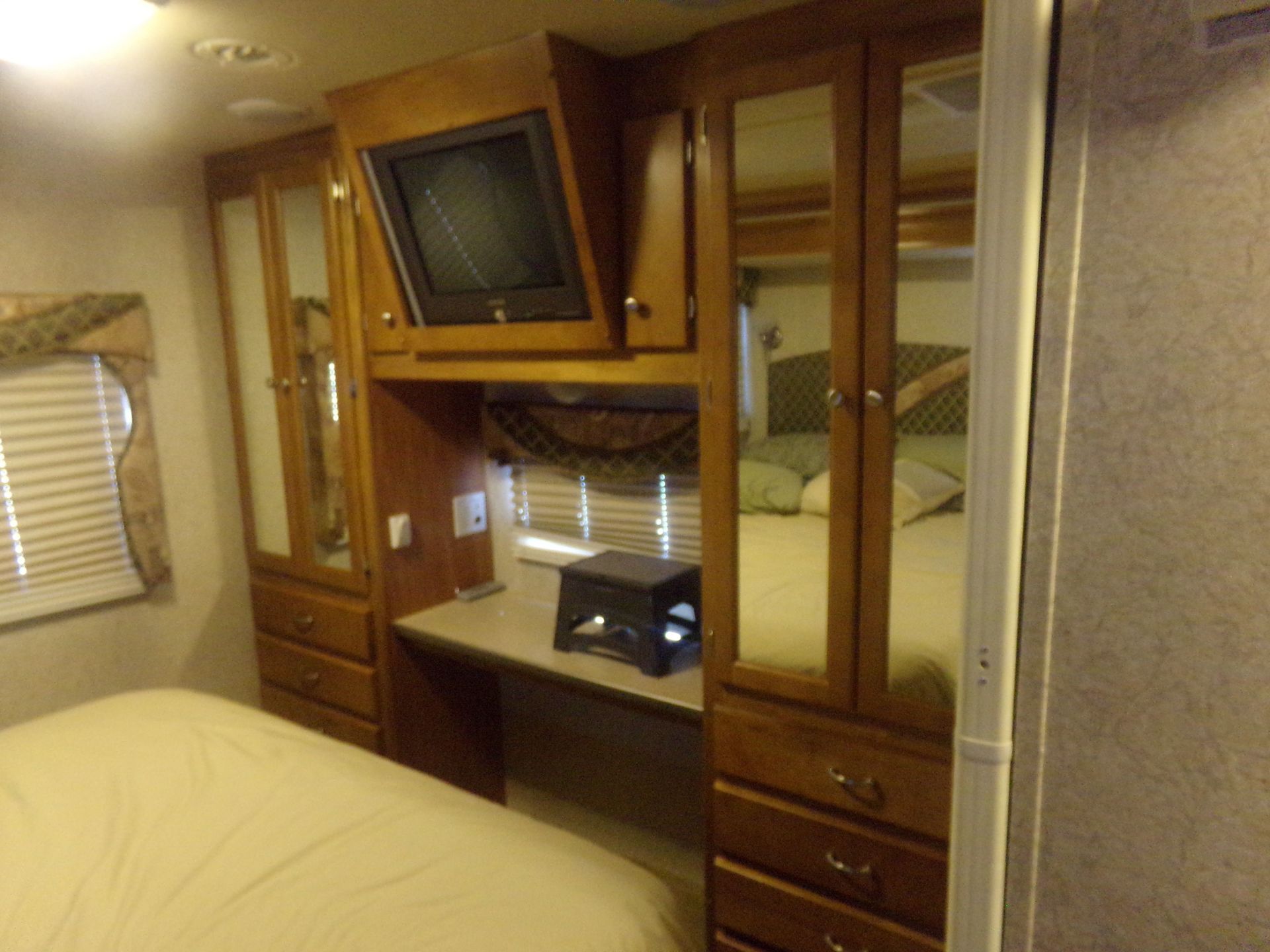 Photo 6 - 2006 Gulf Stream Class A Motorhome rental photo 8