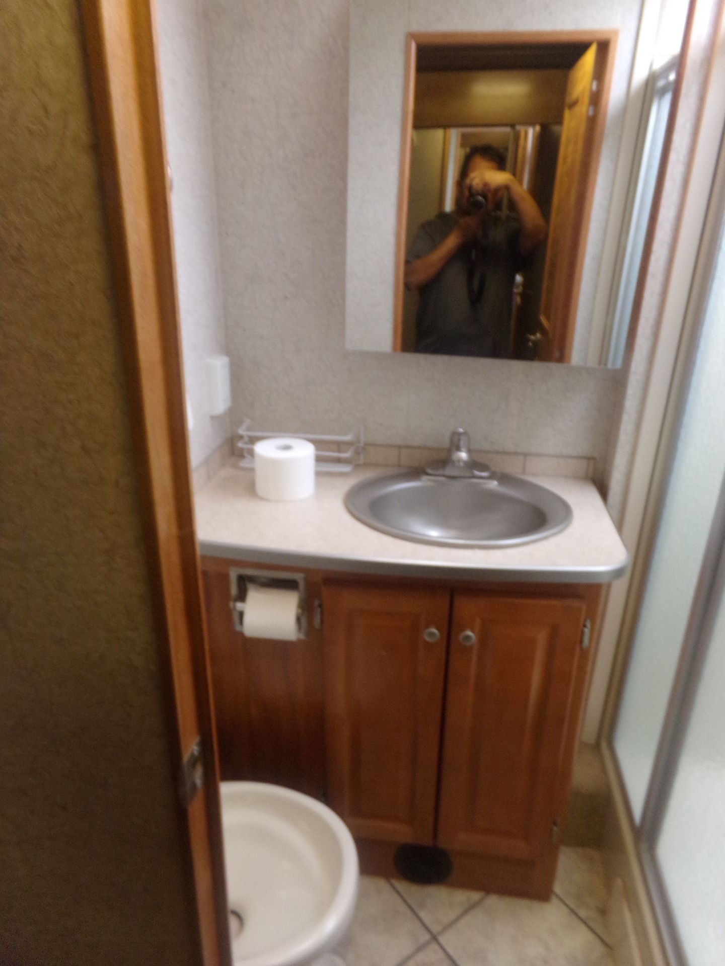 Photo 7 - 2006 Gulf Stream Class A Motorhome rental photo 9