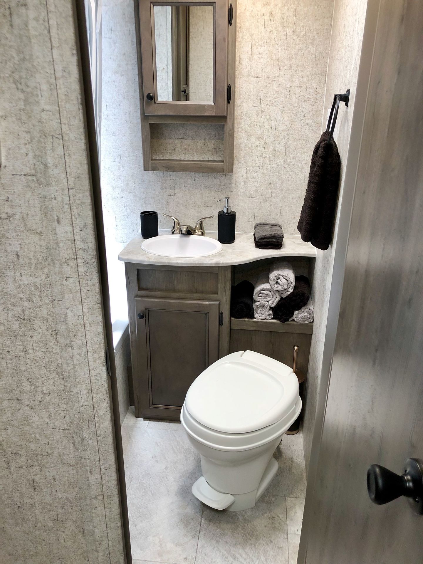 Photo 21 - 2019 Apex Travel Trailer rental photo 23