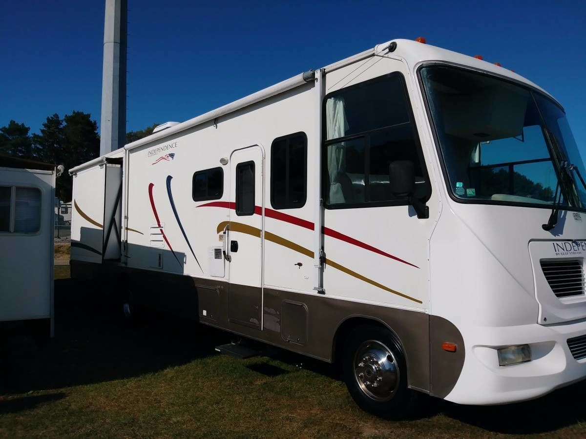 Photo 1 - 2004 Gulf Stream Class A Motorhome rental photo 3