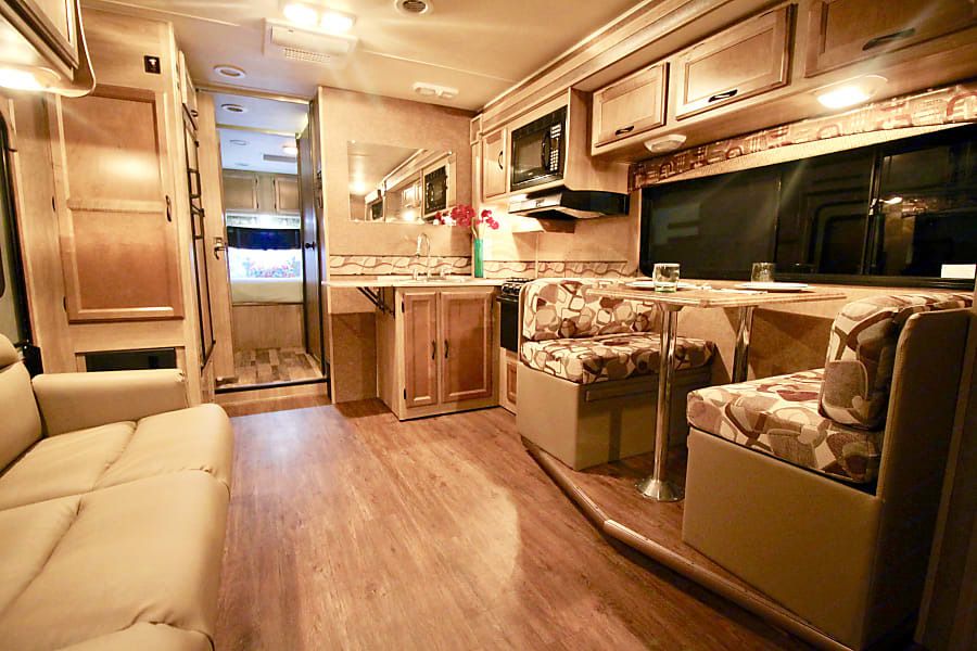 Photo 11 - 2014 Coachmen Class C Motorhome rental photo 18