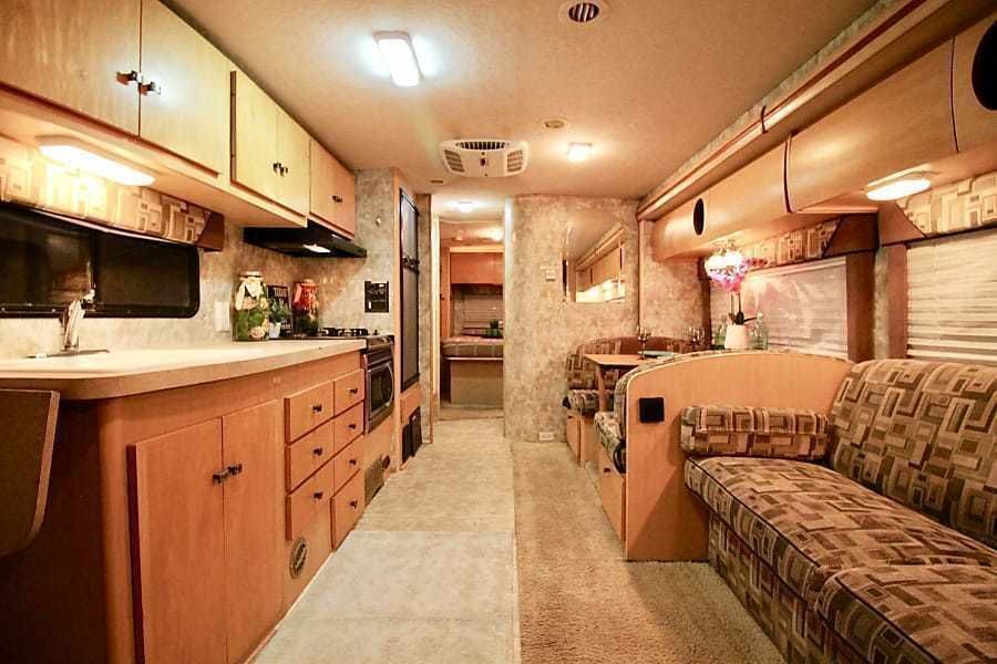 Photo 9 - 2007 Winnebago Class C Motorhome rental photo 11