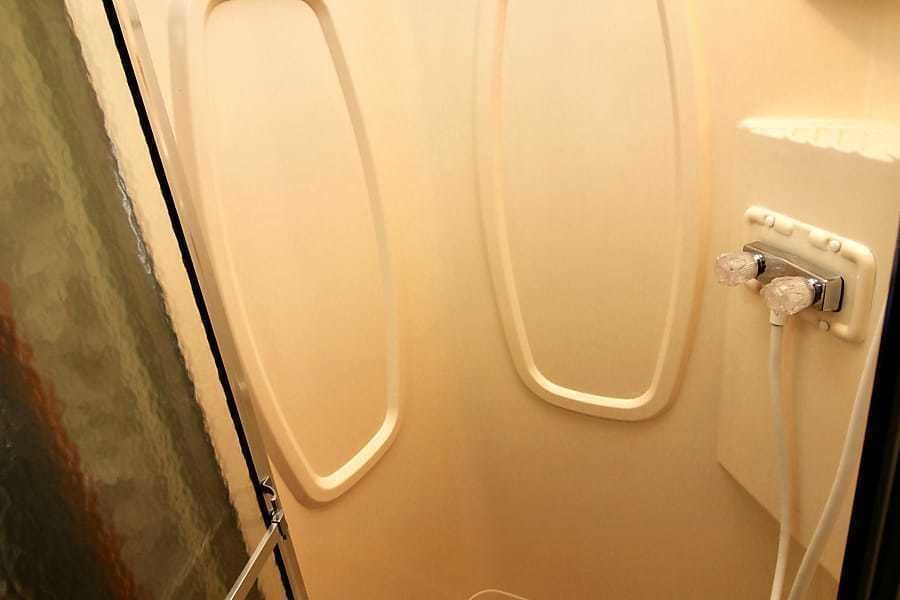Photo 17 - 2007 Winnebago Class C Motorhome rental photo 19