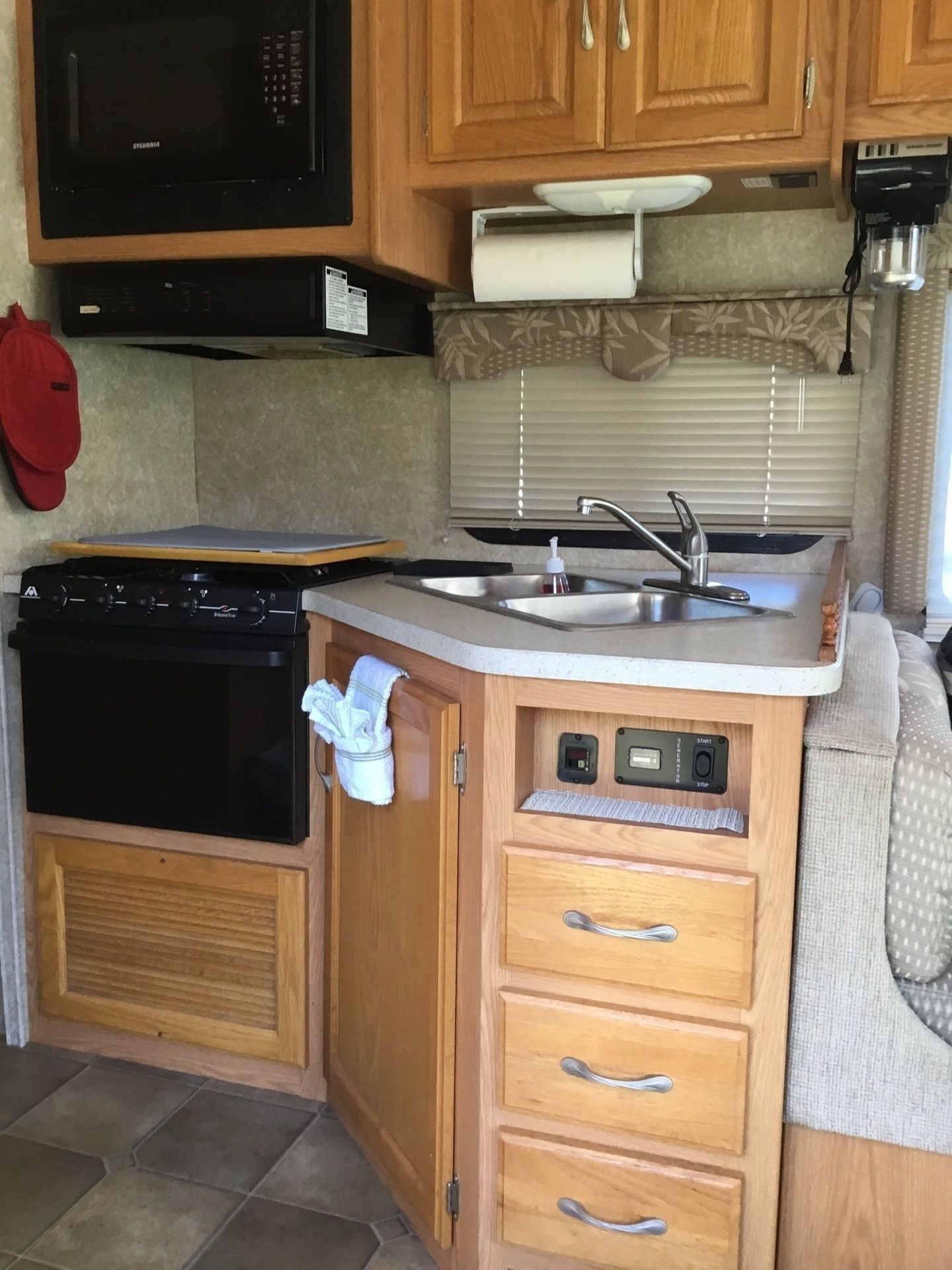 Photo 6 - 2007 Four Winds Class C Motorhome rental photo 8