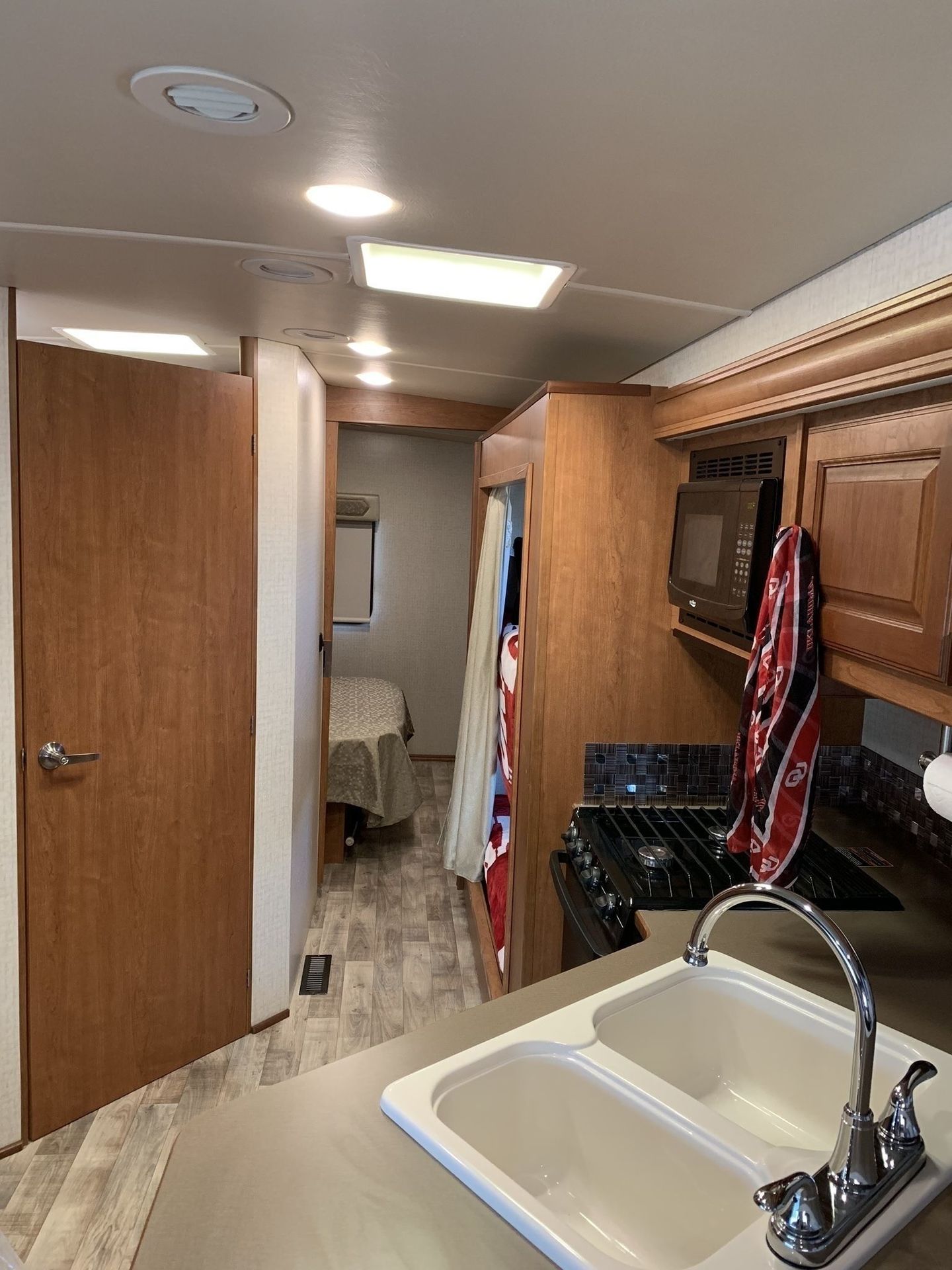 Photo 5 - 2017 Winnebago Class A Motorhome rental photo 7