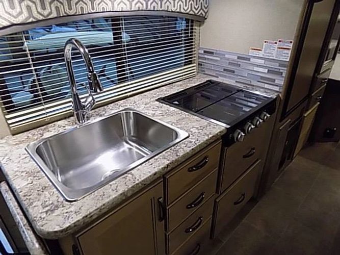 Photo 24 - 2019 Thor Motor Coach Class C Motorhome rental photo 26