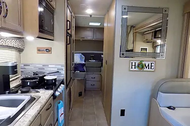 Photo 32 - 2019 Thor Motor Coach Class C Motorhome rental photo 34
