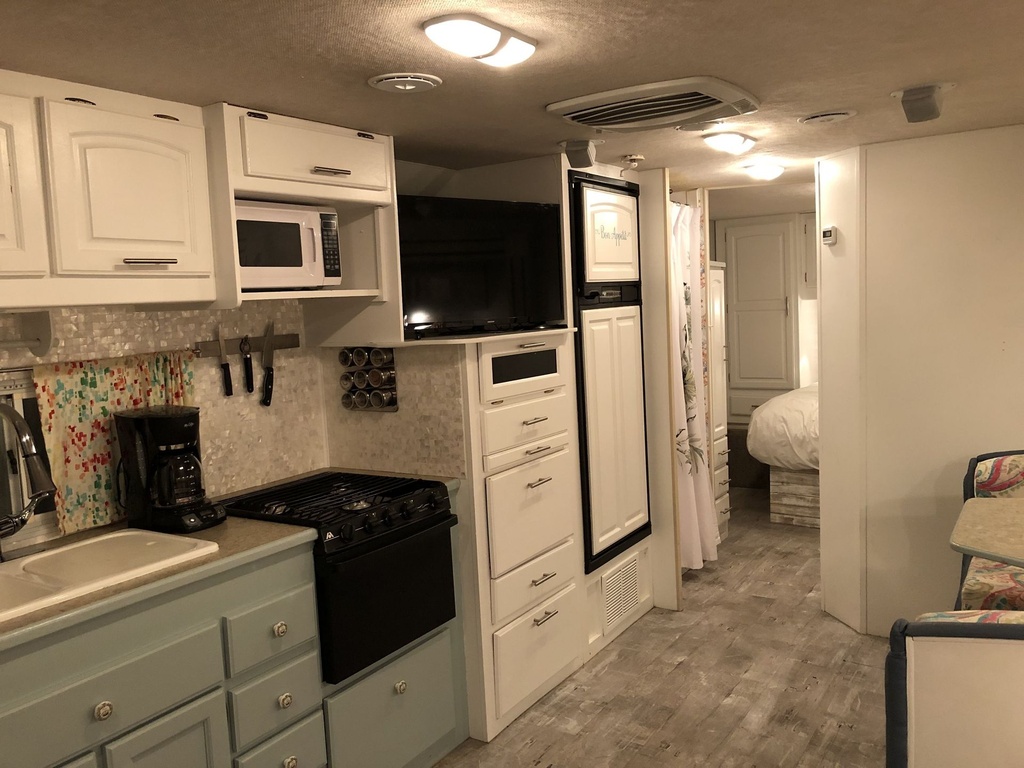 Photo 5 - 2005 Jayco Class C Motorhome rental photo 7
