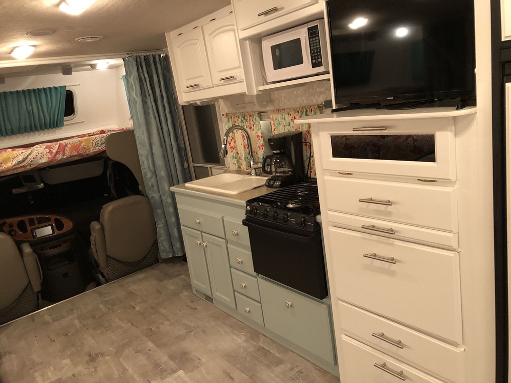 Photo 6 - 2005 Jayco Class C Motorhome rental photo 8