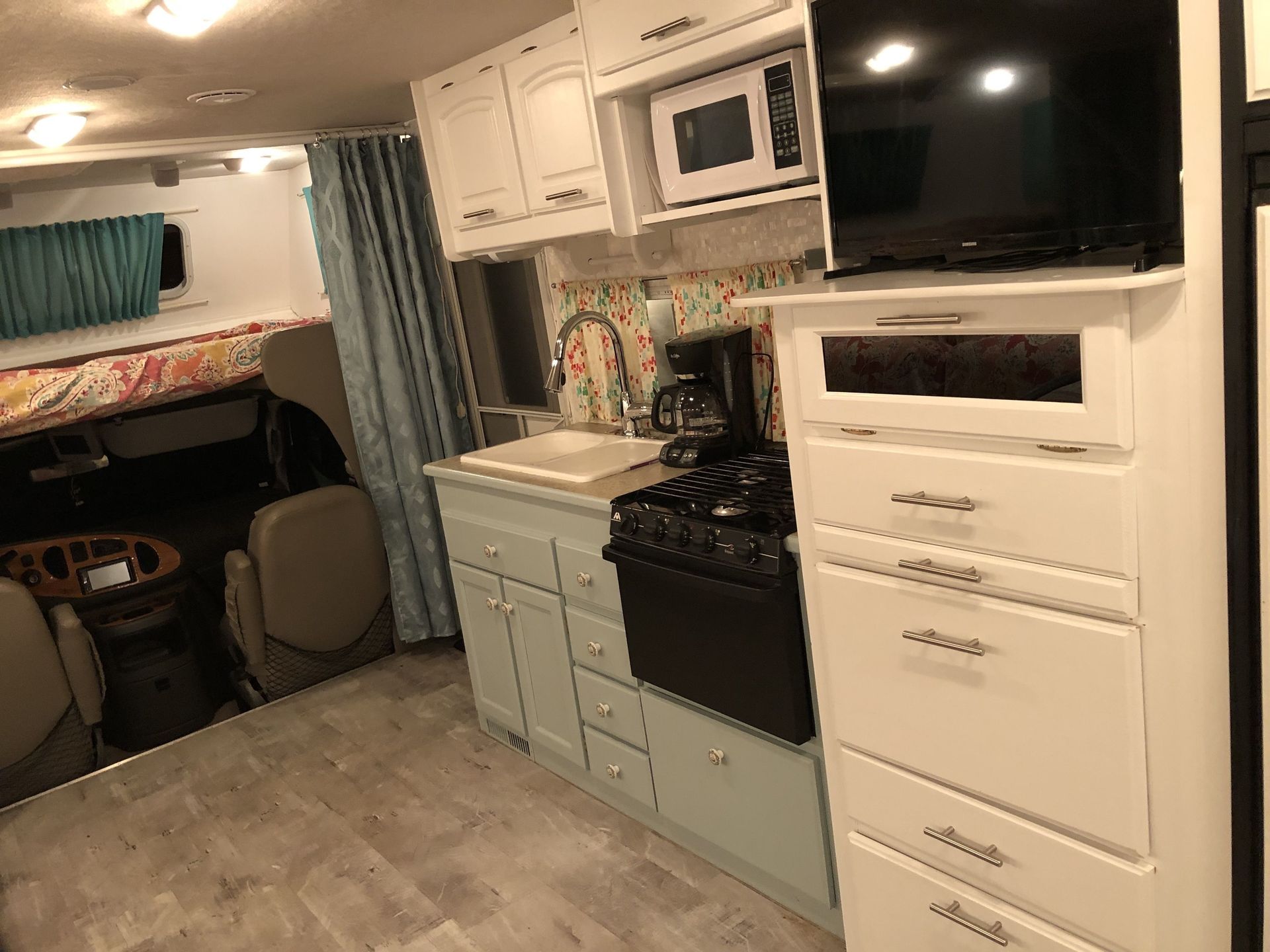 Photo 6 - 2005 Jayco Class C Motorhome rental photo 8