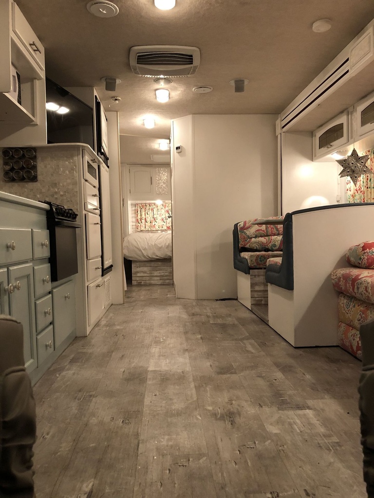 Photo 7 - 2005 Jayco Class C Motorhome rental photo 9