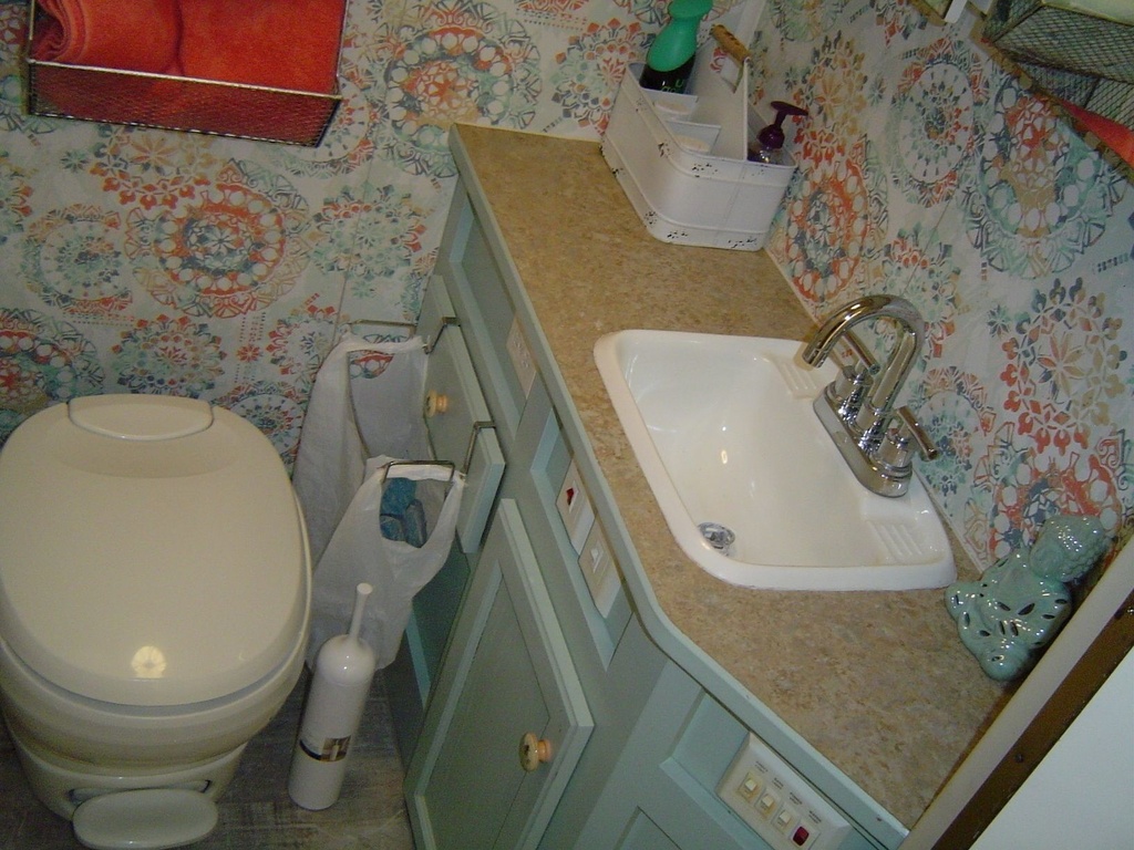 Photo 12 - 2005 Jayco Class C Motorhome rental photo 14