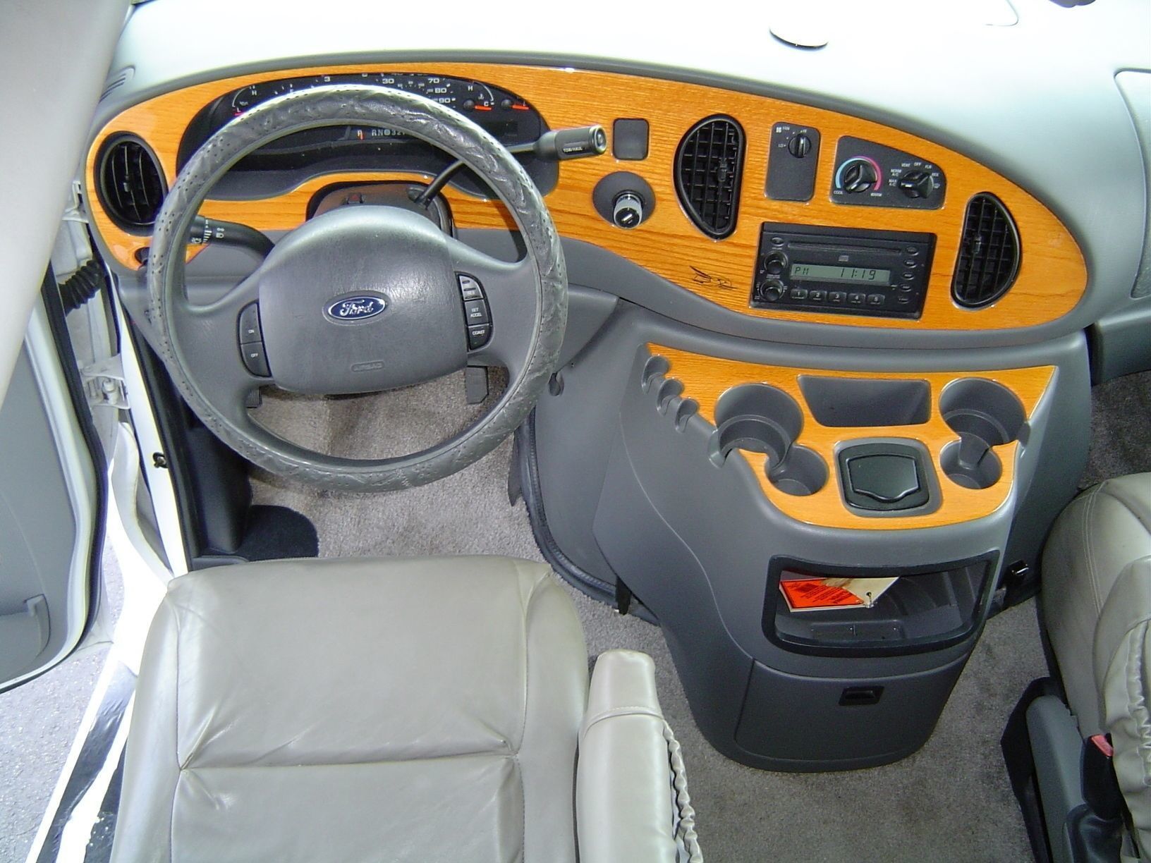 Photo 15 - 2005 Jayco Class C Motorhome rental photo 17