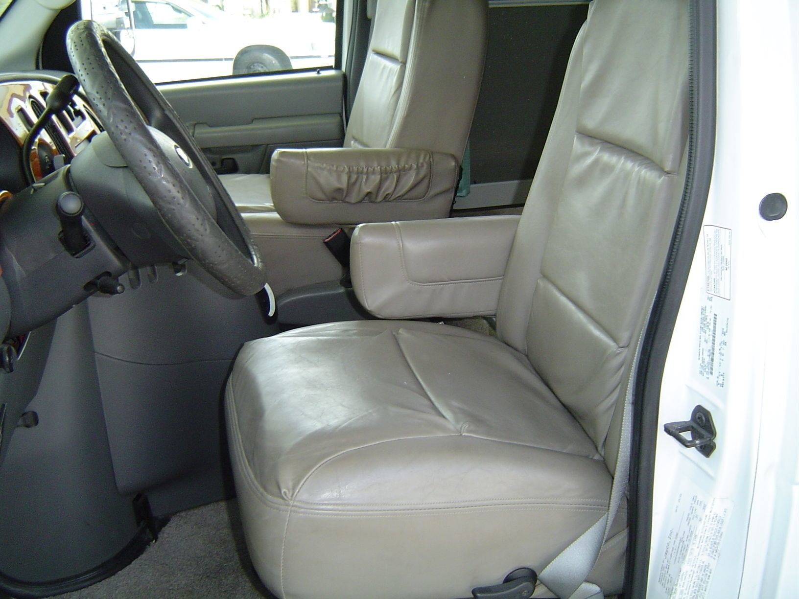 Photo 17 - 2005 Jayco Class C Motorhome rental photo 19