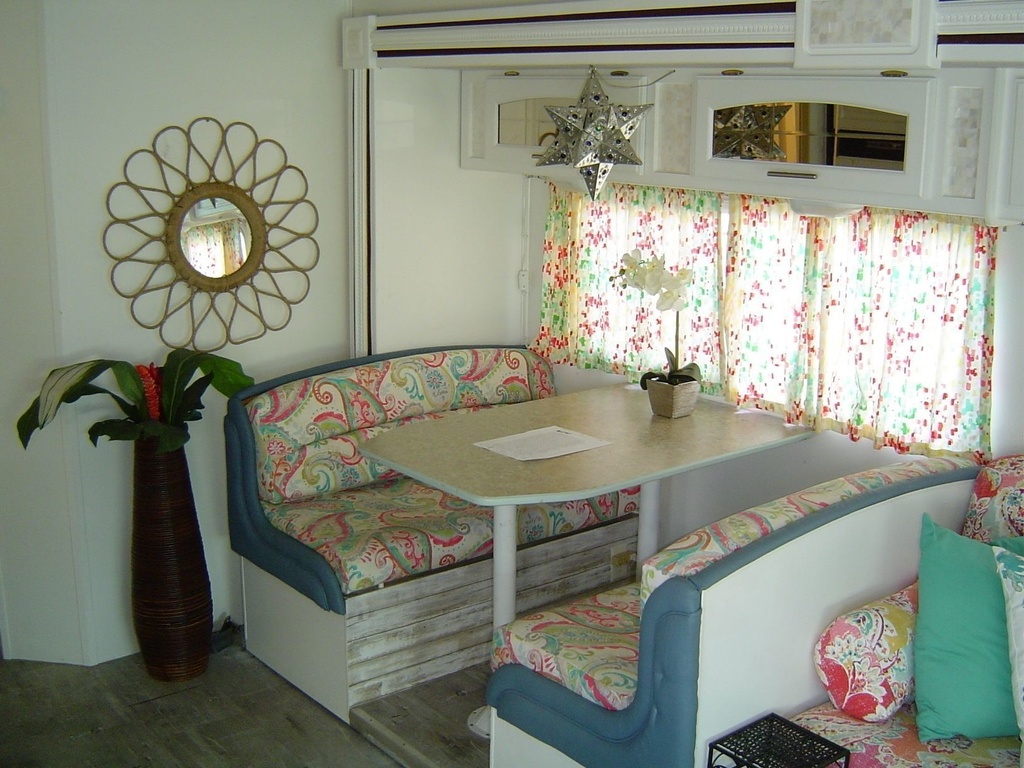 Photo 18 - 2005 Jayco Class C Motorhome rental photo 20