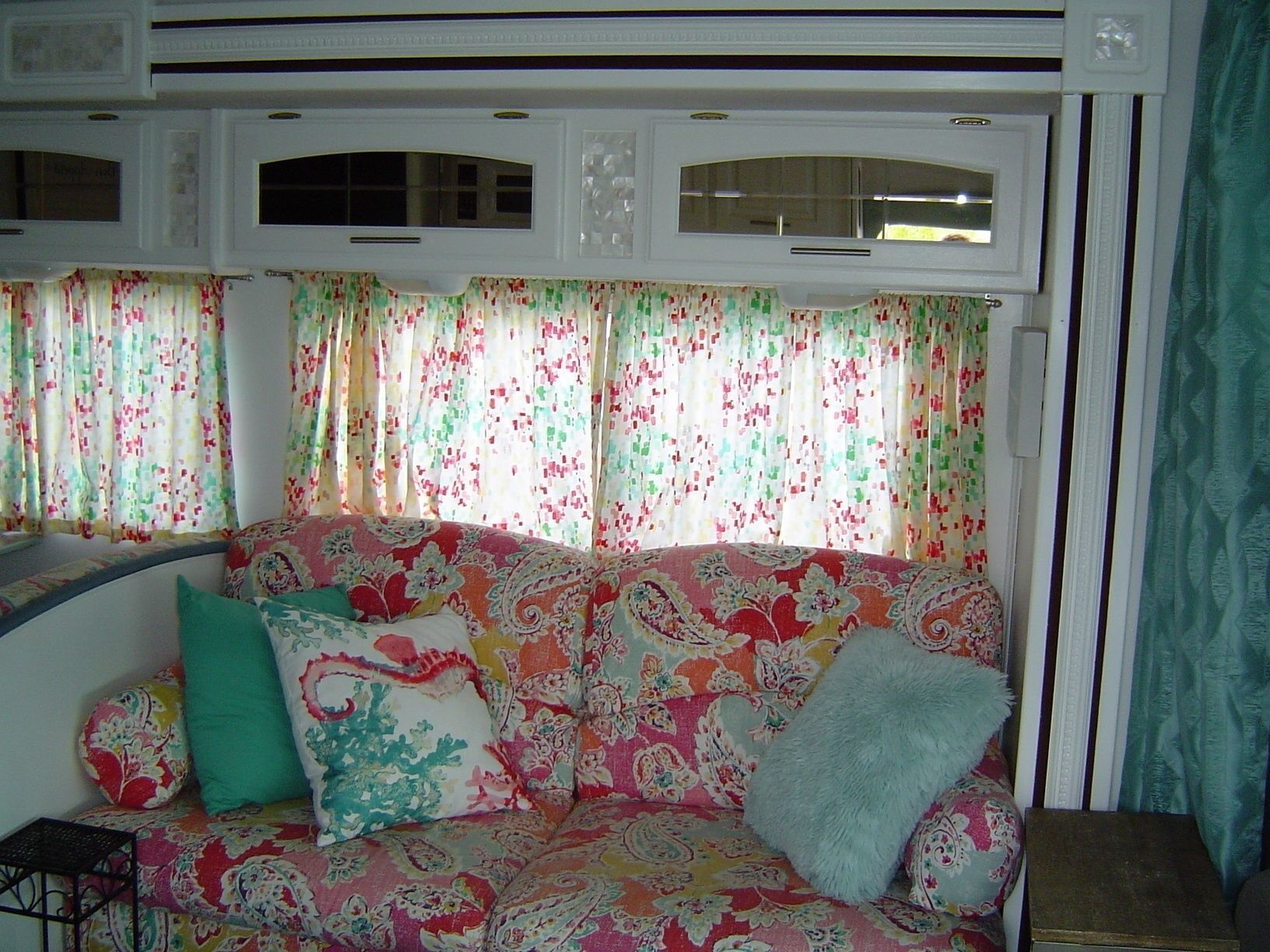 Photo 19 - 2005 Jayco Class C Motorhome rental photo 21