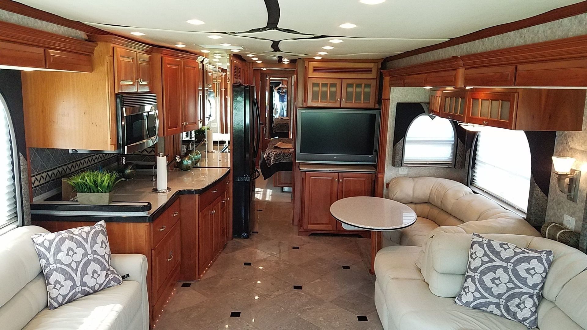 Photo 29 - 2008 Newmar Class A Motorhome rental photo 31